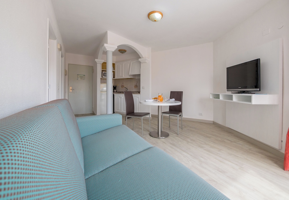 Checkin Bungalows Atlantida — Hotel rooms in Los Cristianos, Canary Islands
