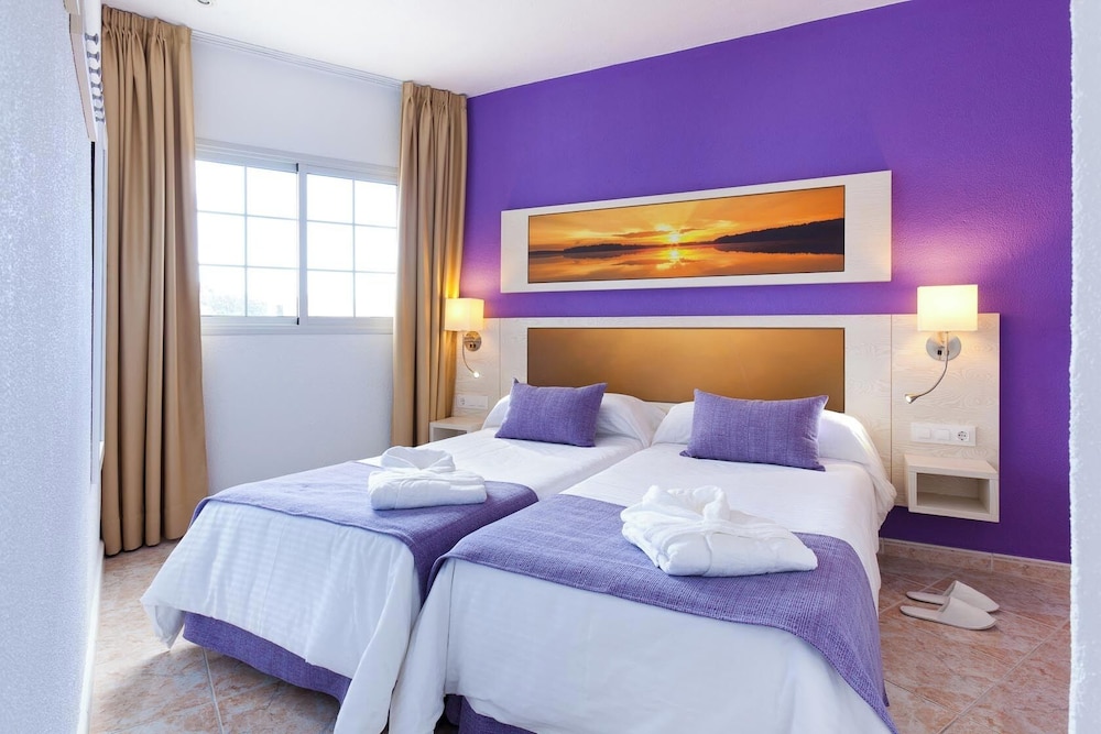 Checkin Bungalows Atlantida — Hotel rooms in Los Cristianos, Canary Islands