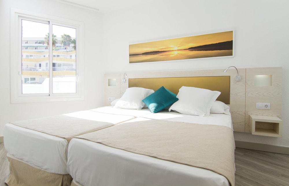 Checkin Bungalows Atlantida — Hotel rooms in Los Cristianos, Canary Islands