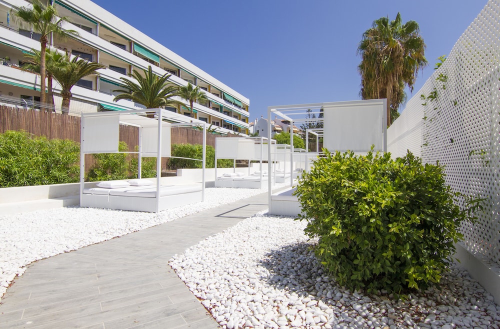 Checkin Bungalows Atlantida — Hotel building in Los Cristianos, Canary Islands
