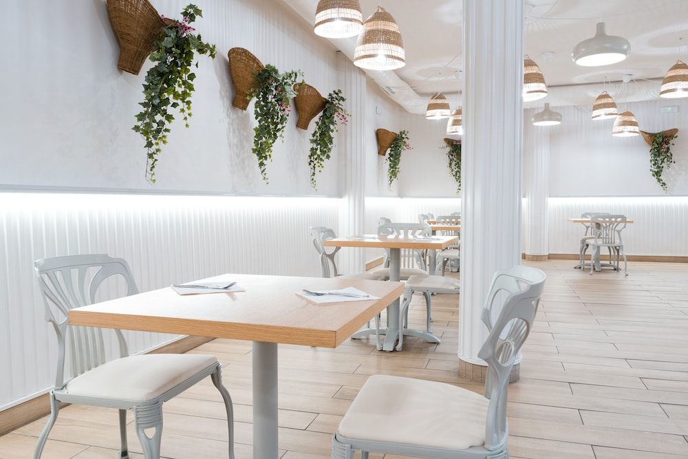 Checkin Bungalows Atlantida — Restaurant & bars in Los Cristianos, Canary Islands