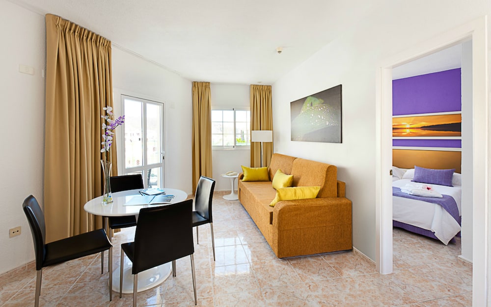 Checkin Bungalows Atlantida — Hotel rooms in Los Cristianos, Canary Islands