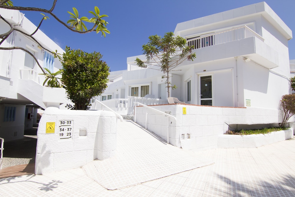 Checkin Bungalows Atlantida — Hotel building in Los Cristianos, Canary Islands