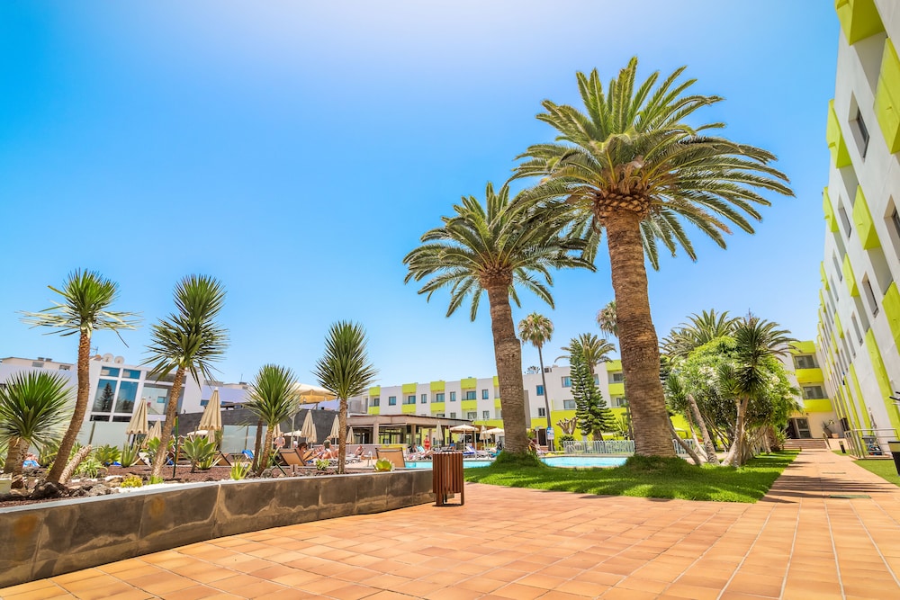 Hotel LIVVO Corralejo Beach — Swimming pool in Corralejo, Canary Islands