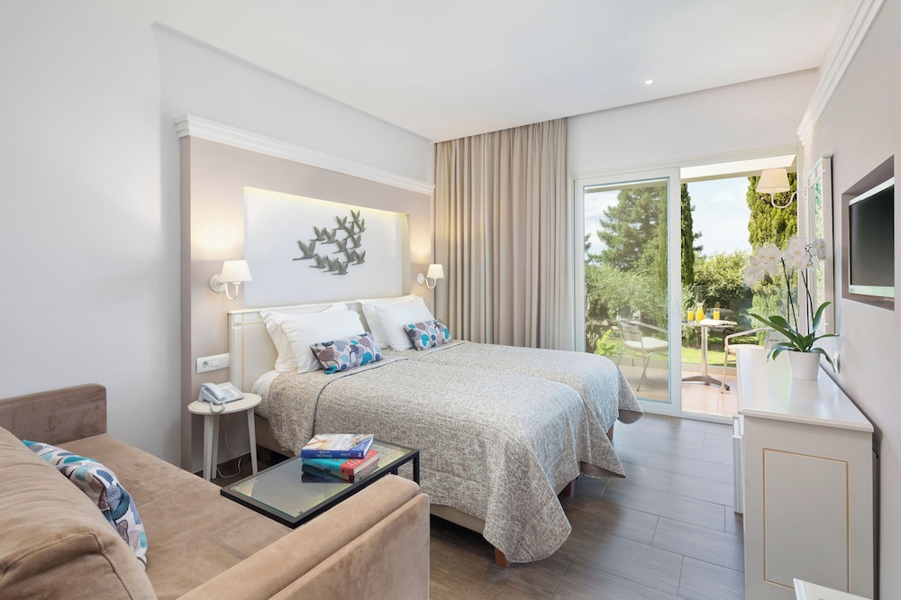 Delfinia Hotel — Hotel rooms in Moraitika, Ionian Islands