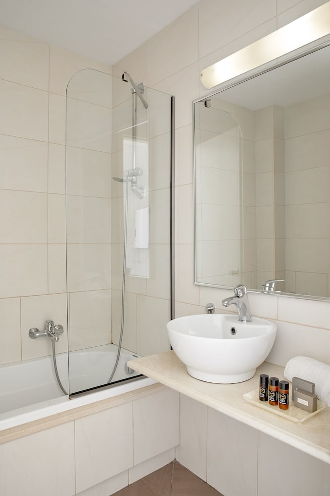 Delfinia Hotel — Hotel rooms in Moraitika, Ionian Islands