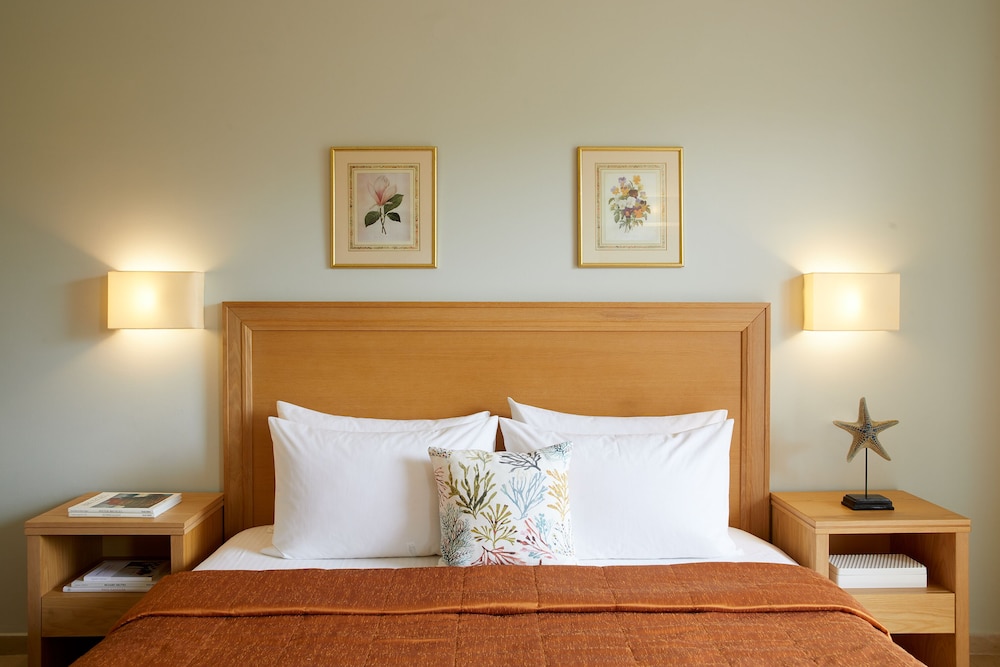 Delfinia Hotel — Hotel rooms in Moraitika, Ionian Islands