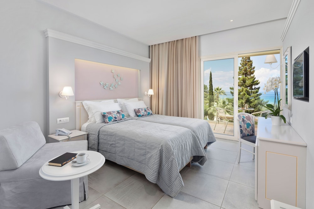 Delfinia Hotel — Hotel rooms in Moraitika, Ionian Islands