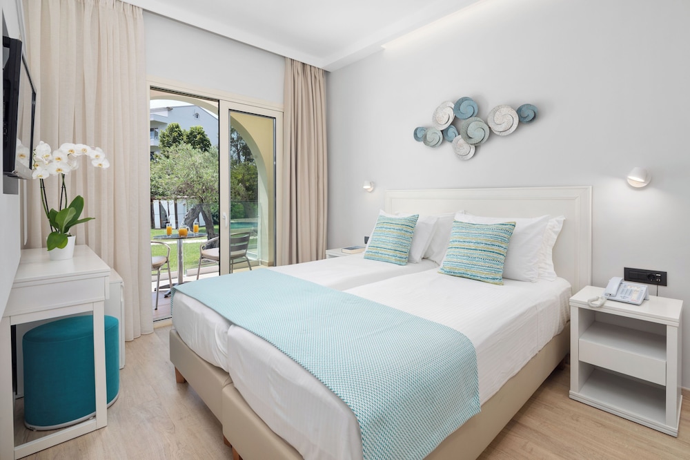 Delfinia Hotel — Hotel rooms in Moraitika, Ionian Islands