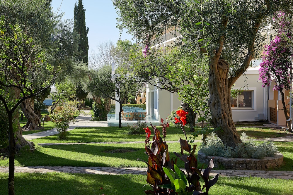 Delfinia Hotel — Hotel building in Moraitika, Ionian Islands