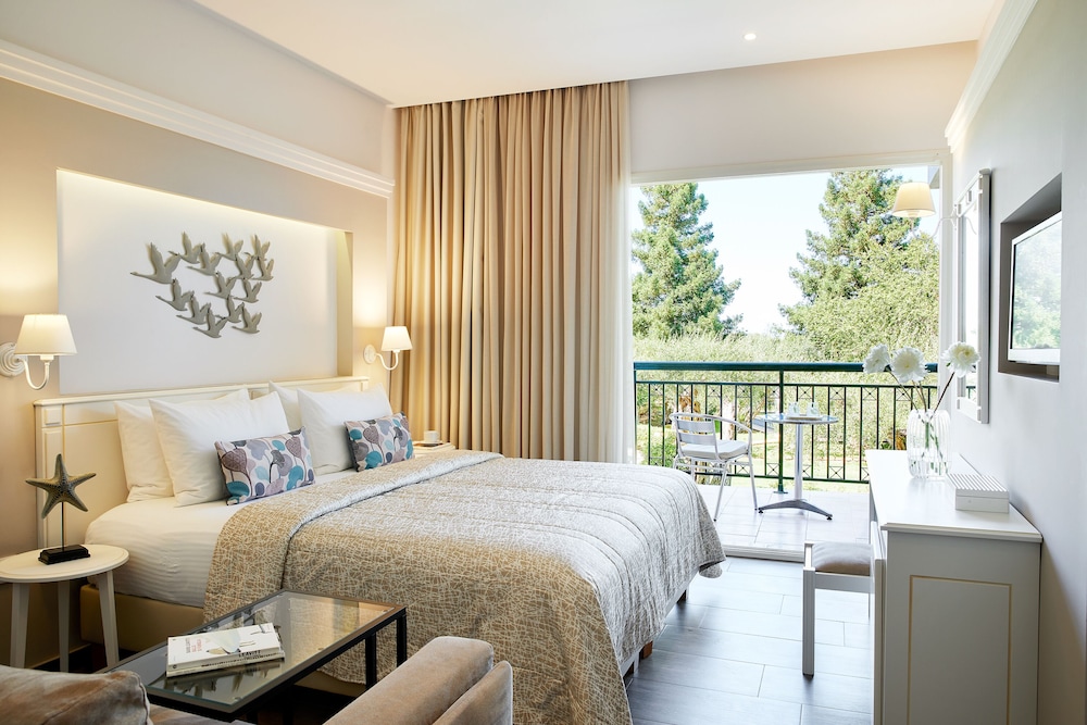 Delfinia Hotel — Hotel rooms in Moraitika, Ionian Islands