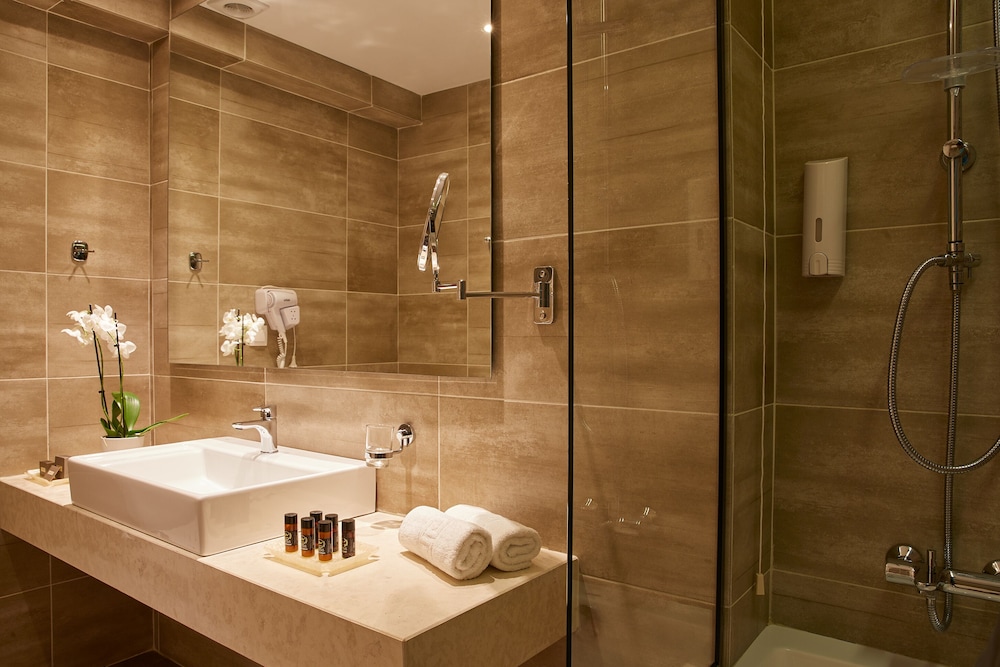 Delfinia Hotel — Hotel rooms in Moraitika, Ionian Islands