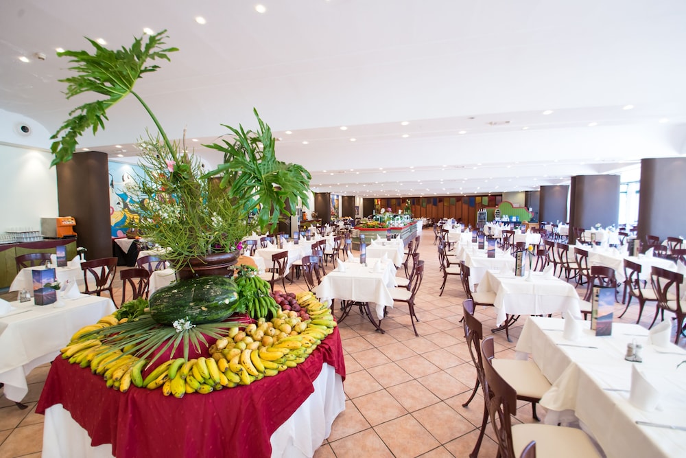 HL Club Playa Blanca Hotel — Restaurant & bars in Playa Blanca, Canary Islands