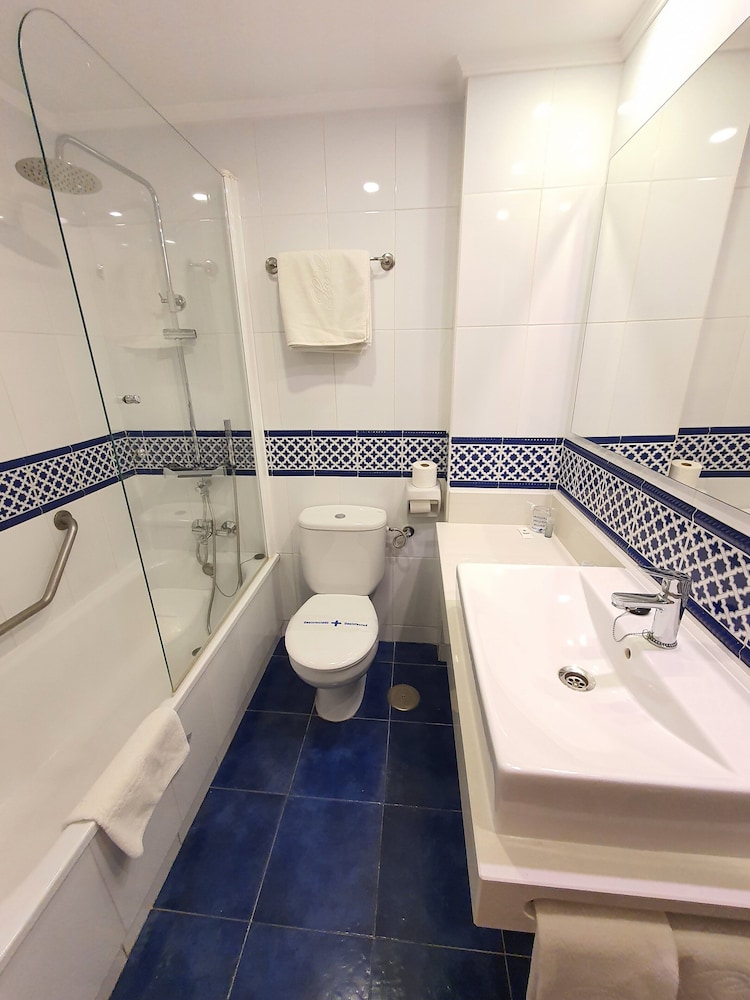 Hotel La Barracuda — Hotel rooms in Torremolinos, Andalusia