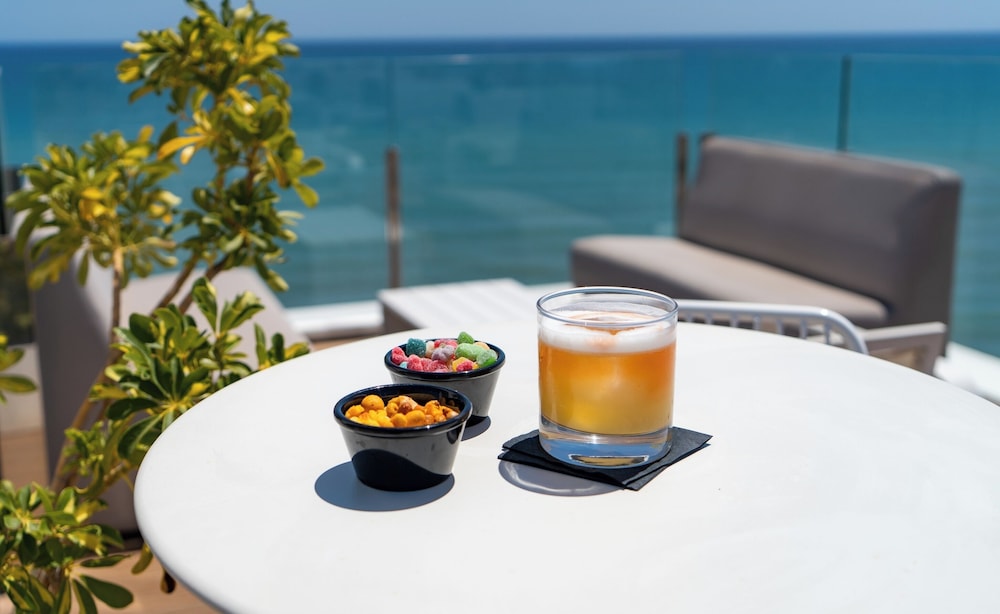 Hotel La Barracuda — Restaurant & bars in Torremolinos, Andalusia
