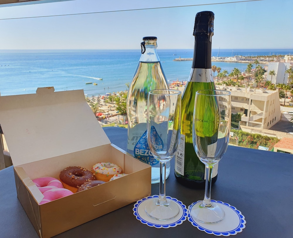 Hotel La Barracuda — Hotel rooms in Torremolinos, Andalusia