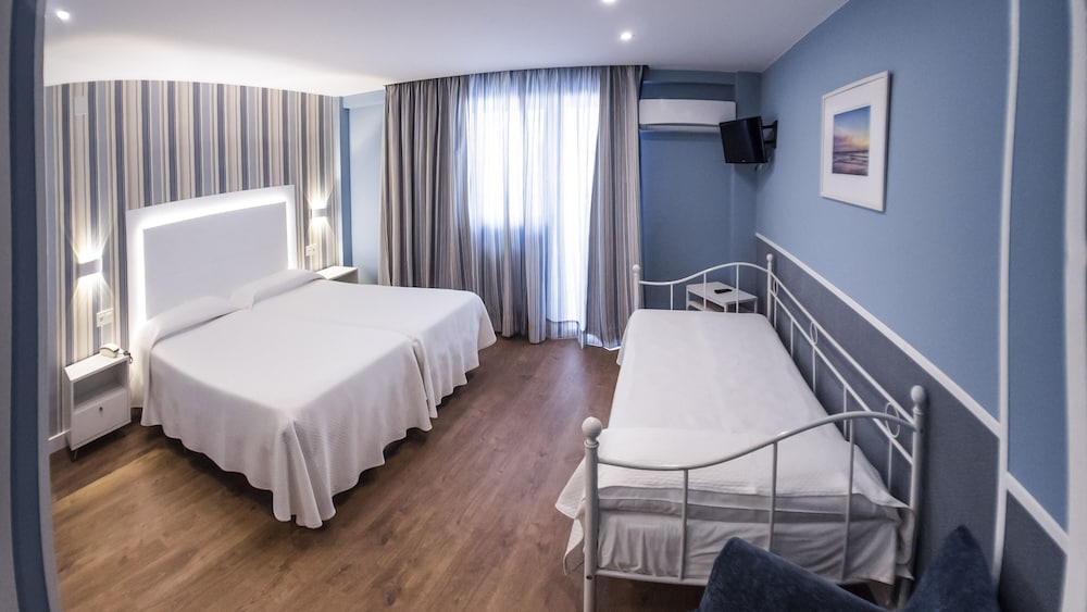 Hotel La Barracuda — Hotel rooms in Torremolinos, Andalusia