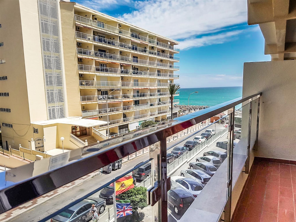 Hotel La Barracuda — Hotel building in Torremolinos, Andalusia