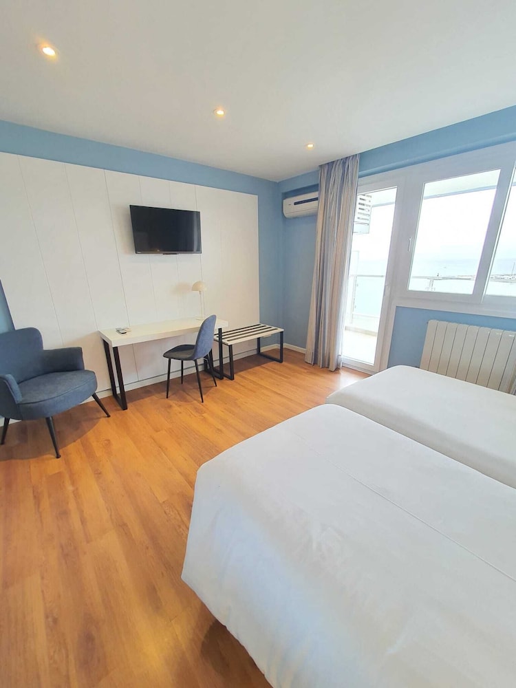 Hotel La Barracuda — Hotel rooms in Torremolinos, Andalusia
