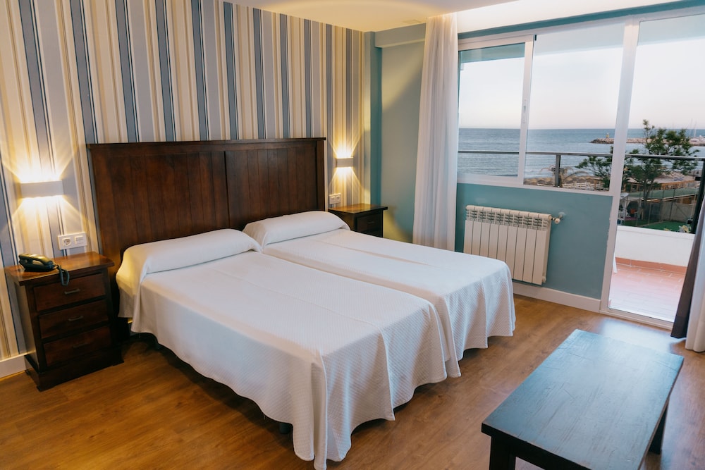 Hotel La Barracuda — Hotel rooms in Torremolinos, Andalusia