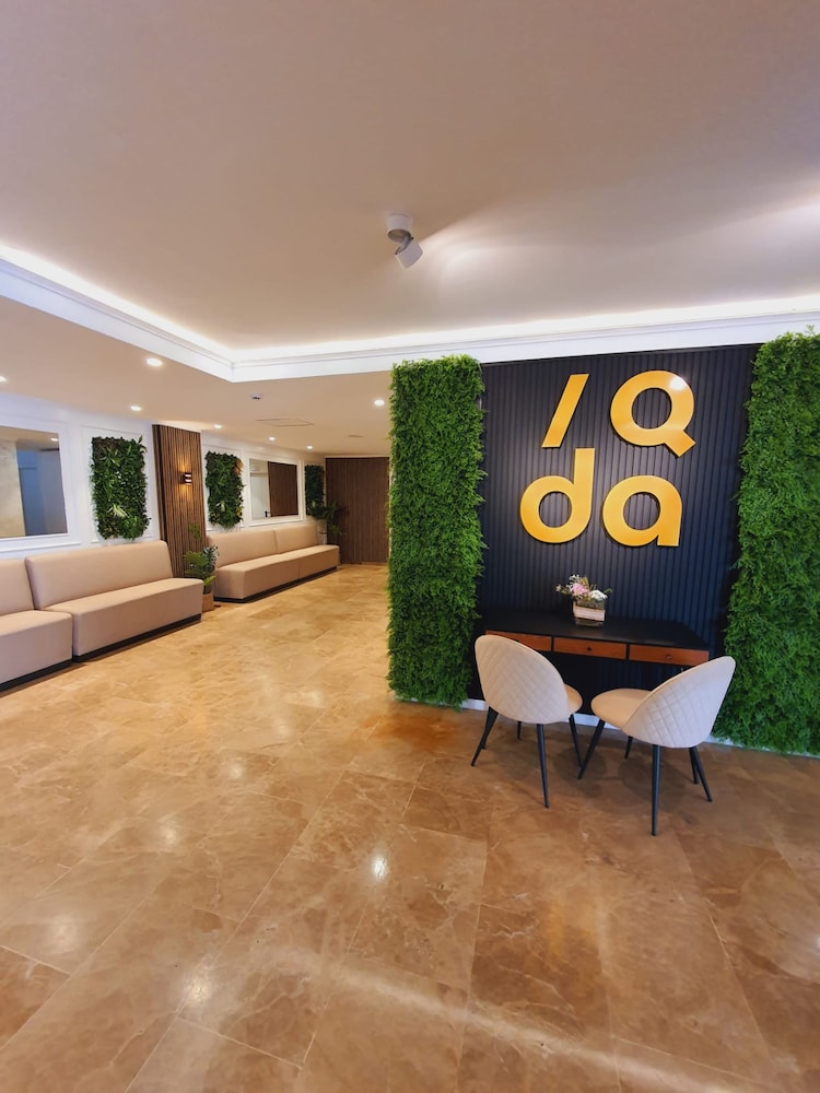 Hotel La Barracuda — Hotel building in Torremolinos, Andalusia