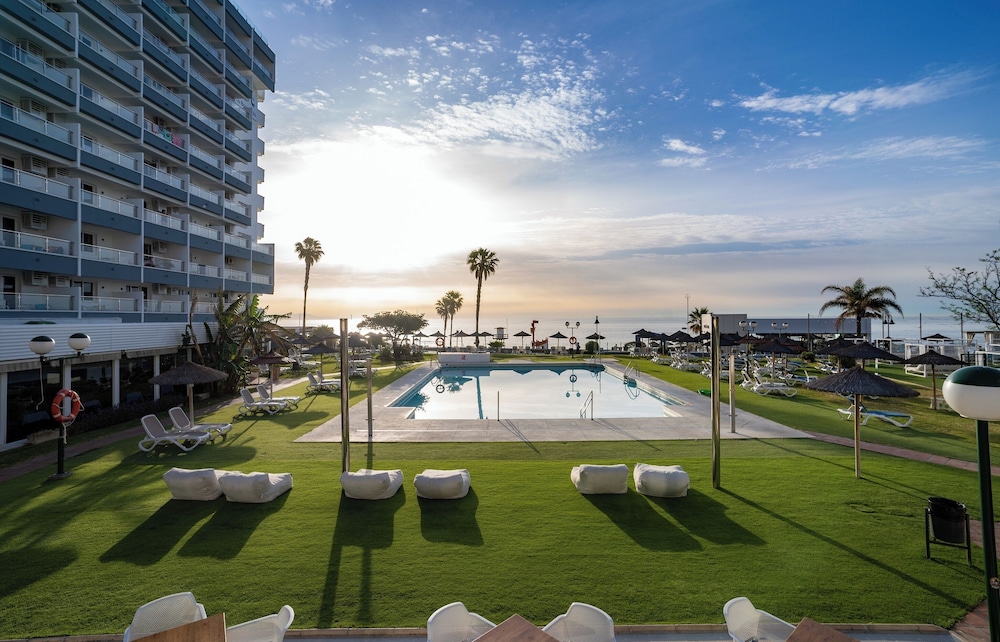 Hotel La Barracuda — Swimming pool in Torremolinos, Andalusia