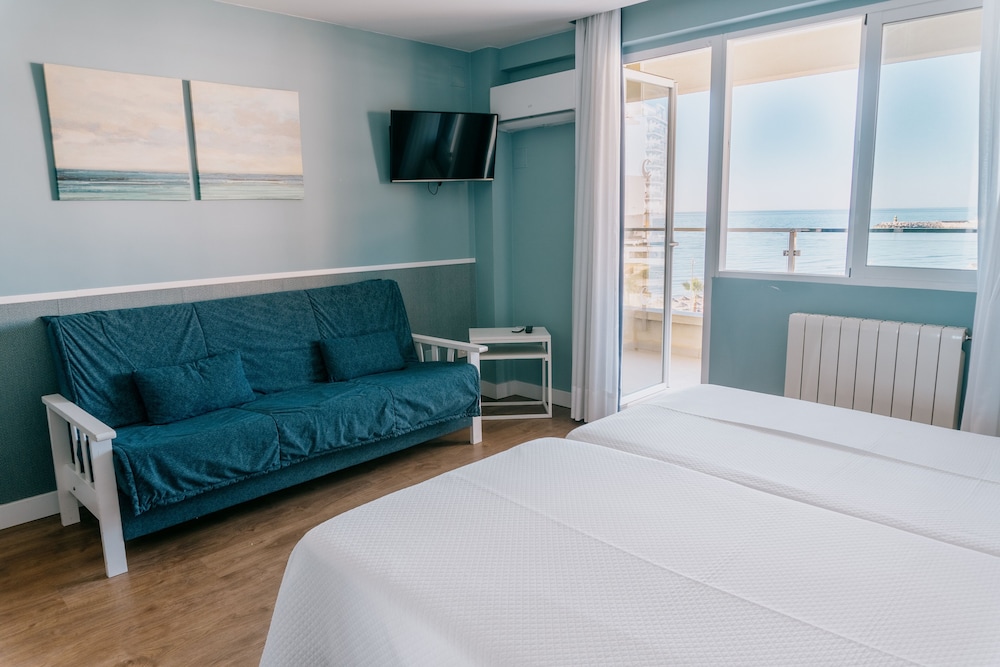 Hotel La Barracuda — Hotel rooms in Torremolinos, Andalusia