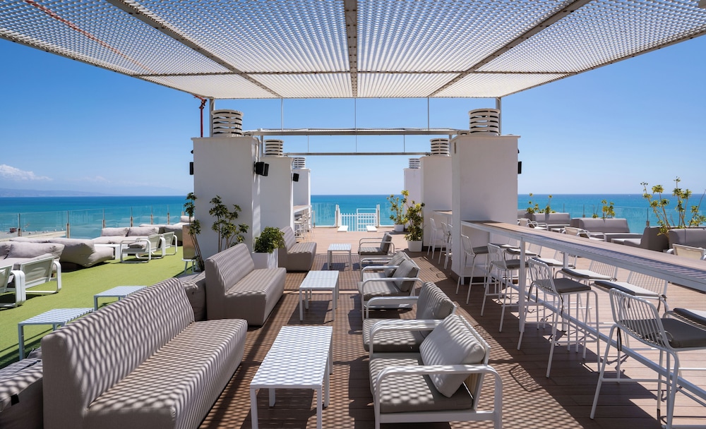 Hotel La Barracuda — Restaurant & bars in Torremolinos, Andalusia