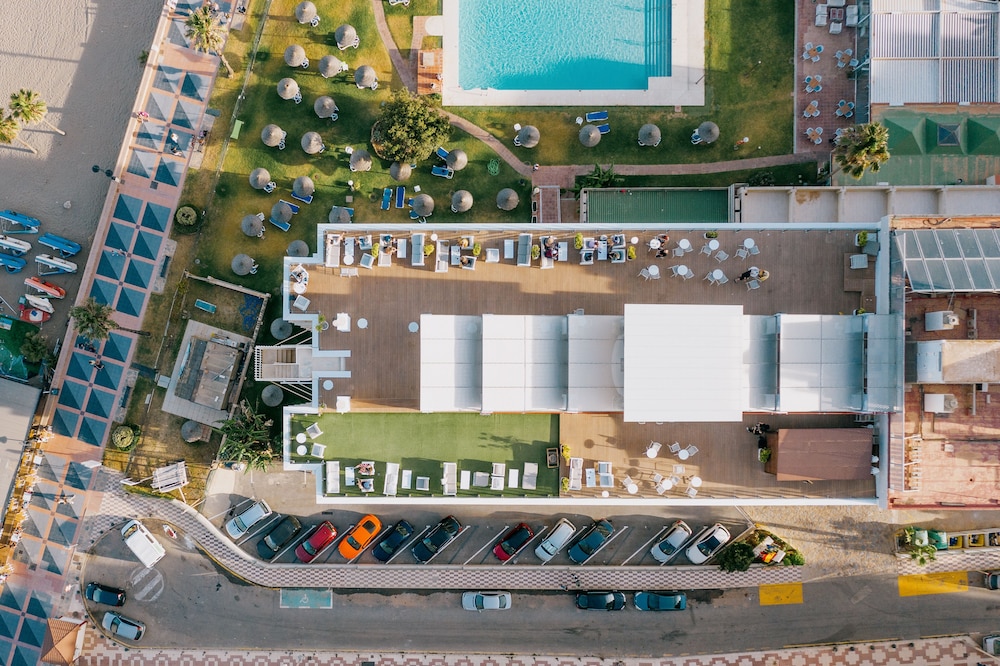 Hotel La Barracuda — Swimming pool in Torremolinos, Andalusia