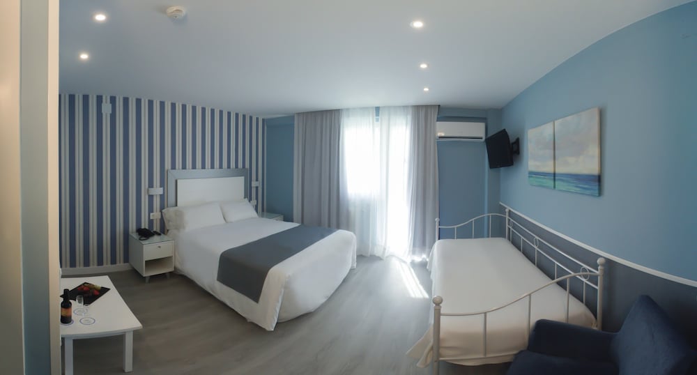 Hotel La Barracuda — Hotel rooms in Torremolinos, Andalusia