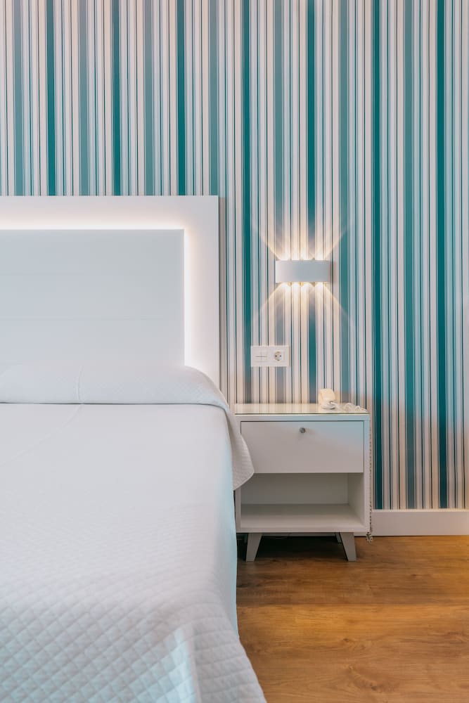 Hotel La Barracuda — Hotel rooms in Torremolinos, Andalusia