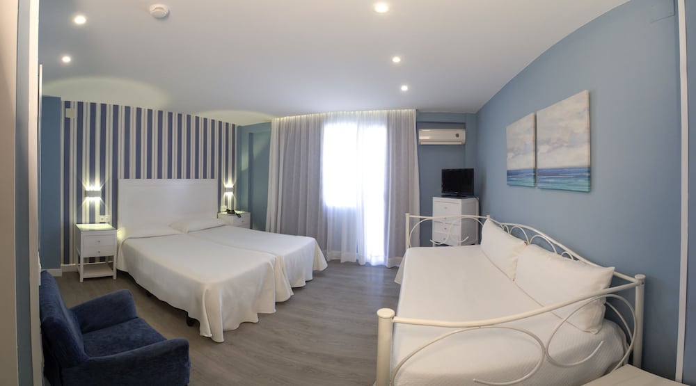 Hotel La Barracuda — Hotel rooms in Torremolinos, Andalusia