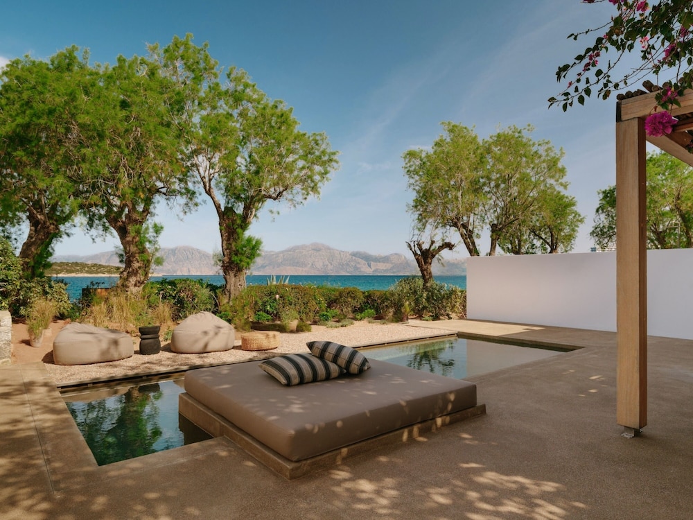 Minos Beach Art Hotel, a Member of Design Hotels — Swimming pool in Ammoudara (Agios Nikolaos)