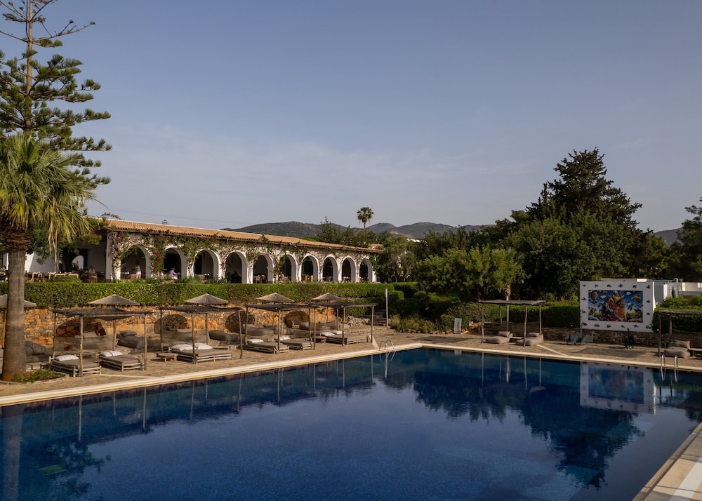 Minos Beach Art Hotel, a Member of Design Hotels — Swimming pool in Ammoudara (Agios Nikolaos)