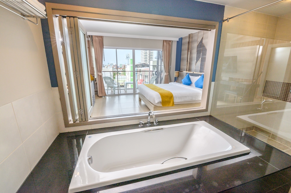 Andakira Hotel — Hotel rooms in Patong Beach, Phuket Province