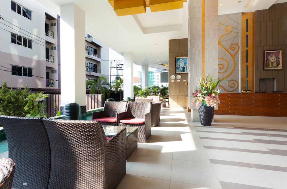 Andakira Hotel — Hotel building in Patong Beach, Phuket Province