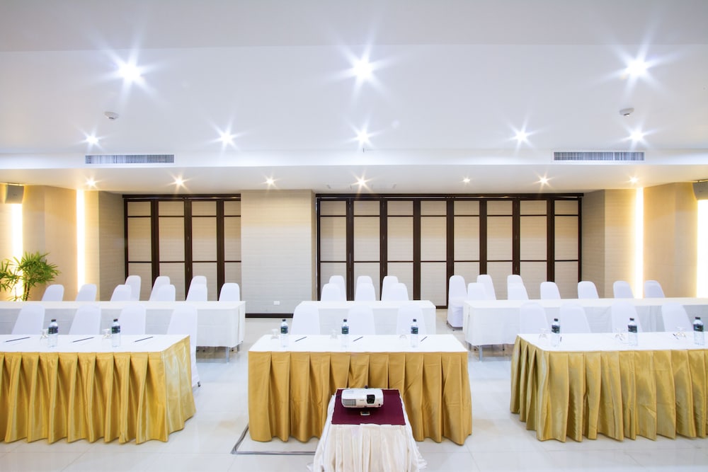 Andakira Hotel — Hotel building in Patong Beach, Phuket Province