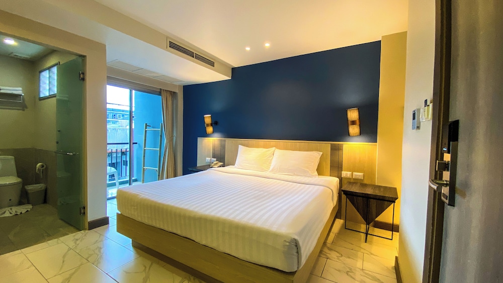 Andakira Hotel — Hotel rooms in Patong Beach, Phuket Province