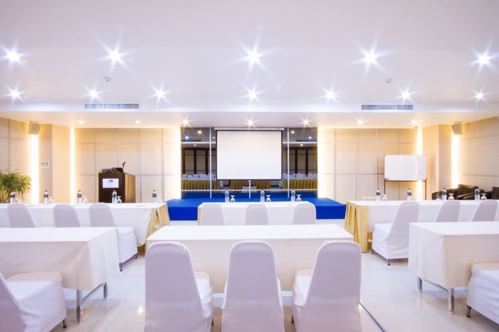 Andakira Hotel — Hotel building in Patong Beach, Phuket Province