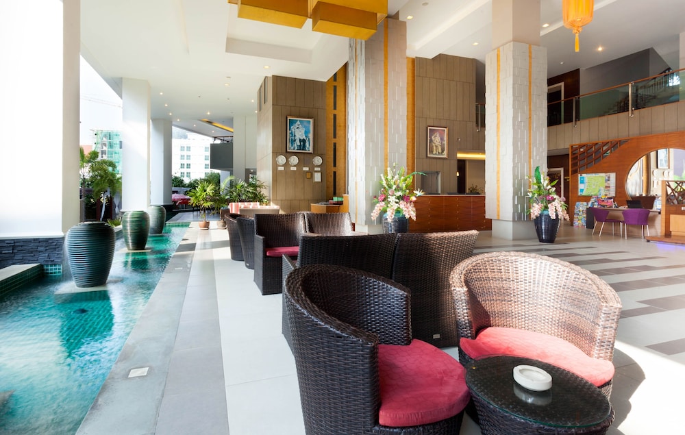 Andakira Hotel — Hotel building in Patong Beach, Phuket Province