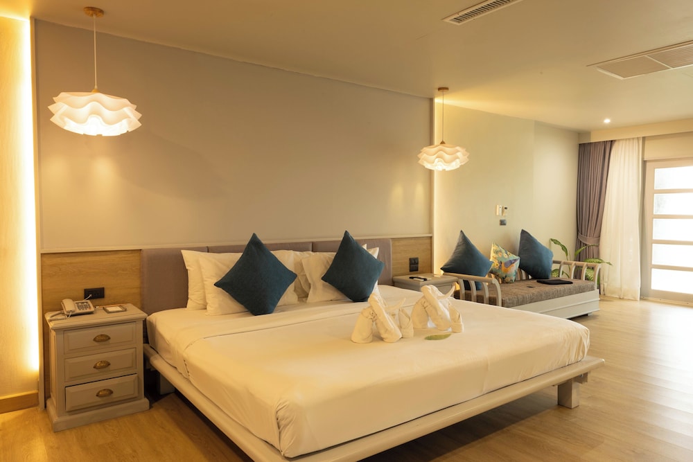 Andaman Cannacia Resort & Spa — Hotel rooms in Karon, Phuket Province
