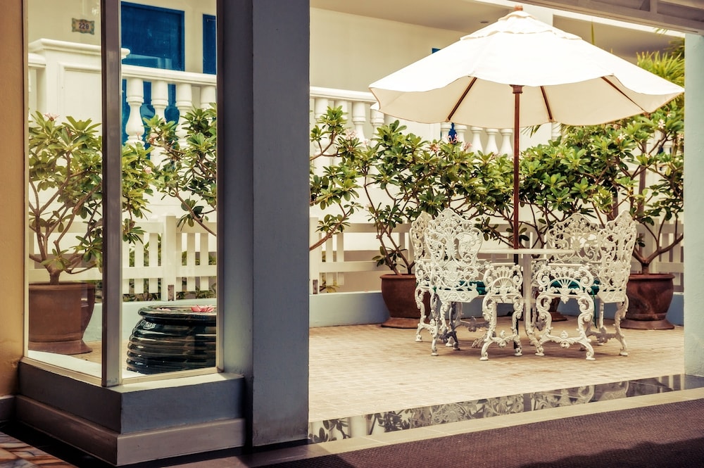 Andaman Seaview Hotel — Hotel building in Karon, Phuket Province