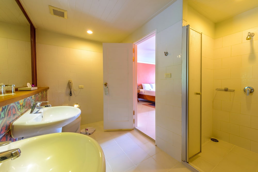 Andaman Seaview Hotel — Hotel rooms in Karon, Phuket Province