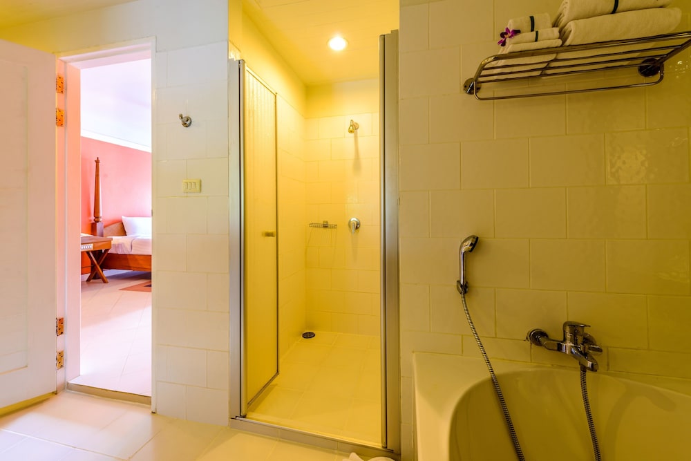 Andaman Seaview Hotel — Hotel rooms in Karon, Phuket Province