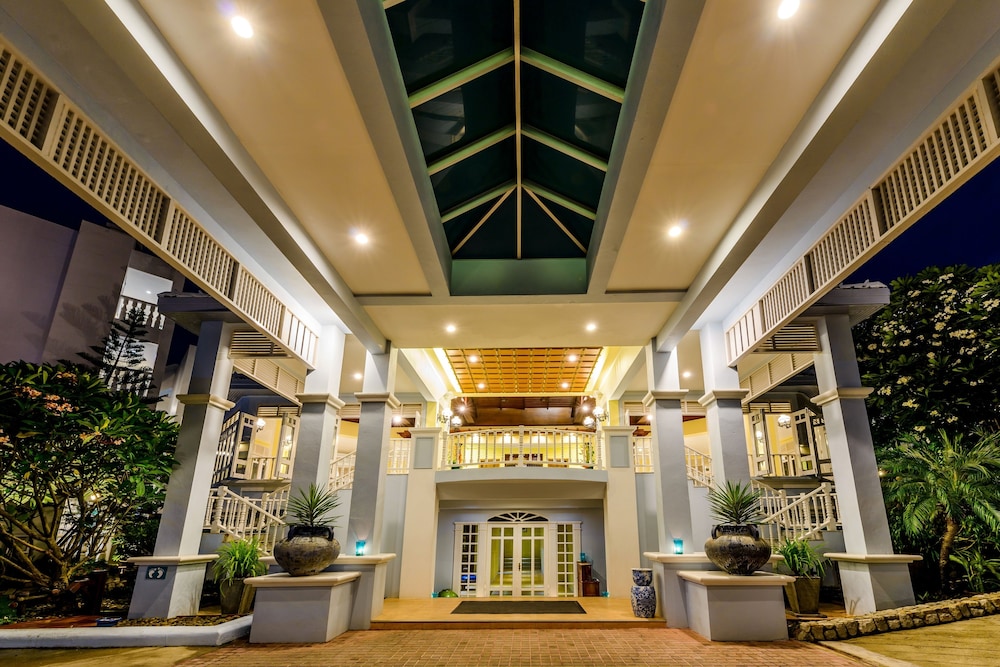 Andaman Seaview Hotel — Hotel building in Karon, Phuket Province