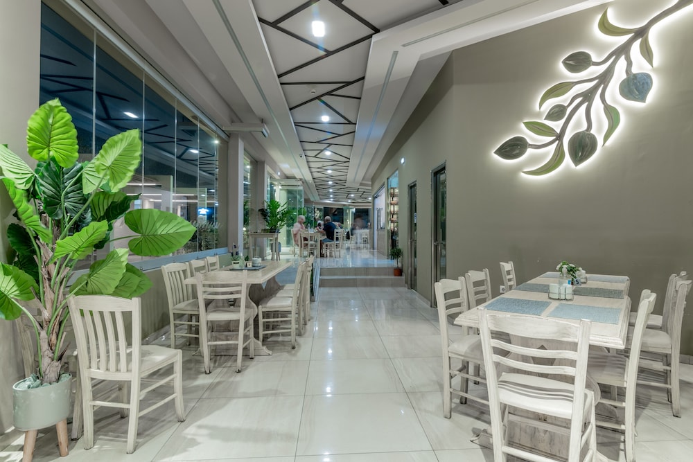 Plaza Pallas — Restaurant & bars in Tsilivi, Ionian Islands