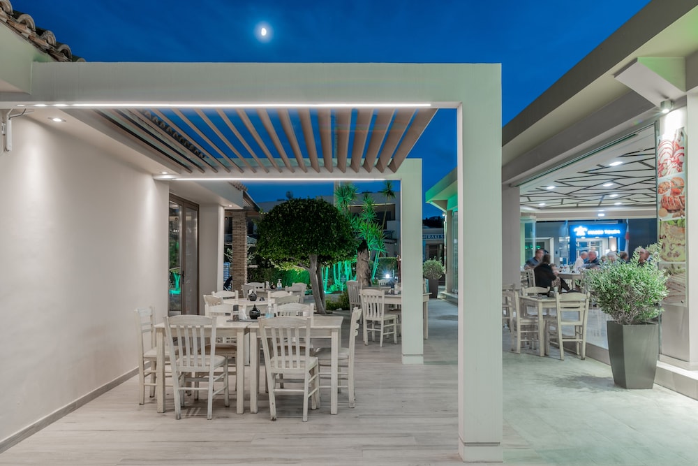 Plaza Pallas — Restaurant & bars in Tsilivi, Ionian Islands