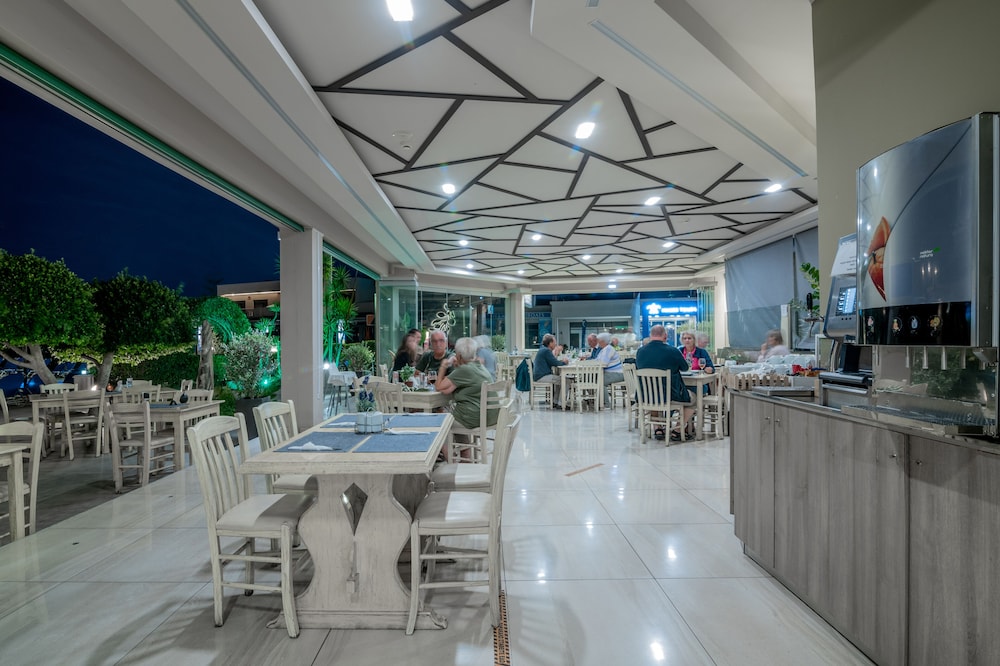 Plaza Pallas — Restaurant & bars in Tsilivi, Ionian Islands