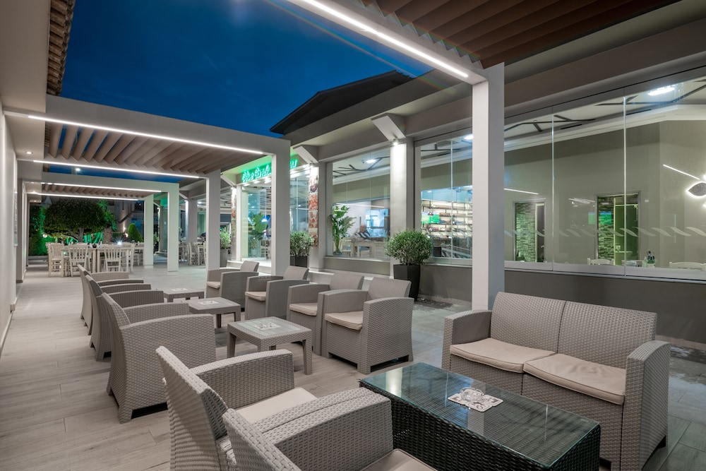 Plaza Pallas — Restaurant & bars in Tsilivi, Ionian Islands