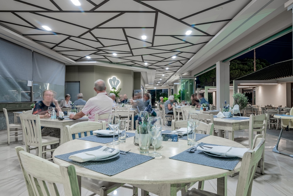 Plaza Pallas — Restaurant & bars in Tsilivi, Ionian Islands